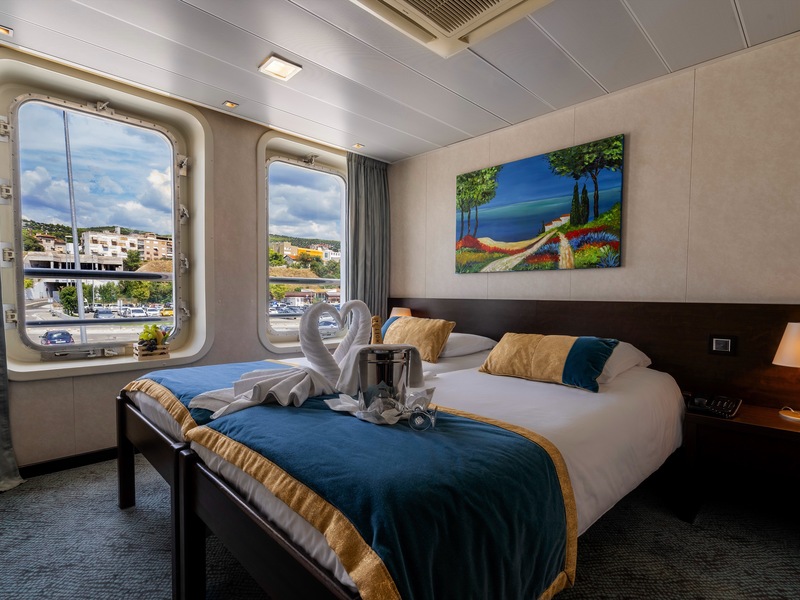 Upper Deck 2 Single Bed - Accessible Cabin Cat B